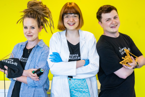 Ein Foto von Alice Wörle, Ursula Moos und Kirill Wulfert, die sich um die didaktischen Angebote in der Wissenswerkstadt kümmern. 