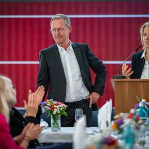2024 | (v. r.) Ursula Pasch, Vorsitzende Verkehrsverein Bielefeld, begrüßte dieses Mal als Gastredner den obersten Touristiker des Landes Nordrhein-Westfalen: Burkhard Schmidt-Schönefeldt, der seit Februar Vorstandsvorsitzender von Tourismus NRW ist.